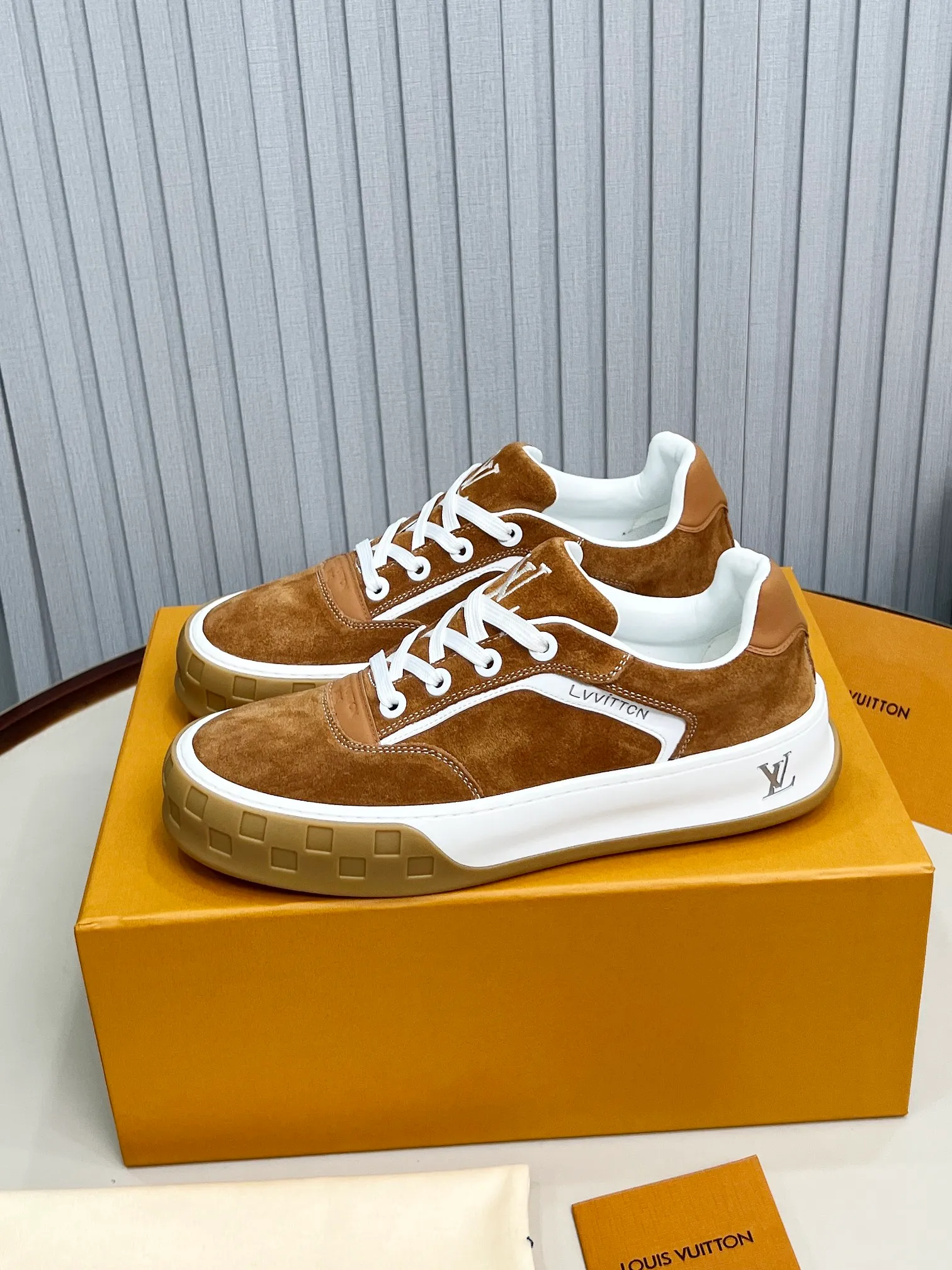 p620💰Men's shoes ❤️❤️❤️Top version LV-Louis Vuitton-Classic catwalk new style Air glue process·Original 1:1 development and reproduction! ! The upper foot is very comfortable. It is made of luxurious materials and fine workmanship. The midsole is printed with English letters "Made in Europe". The upper is made of calfskin imported from Italy. The side is decorated with the brand's LOGO and signature. The latest latex foot pads and mesh lining make the foot feel super comfortable. The original two-color TPU combination outsole is specially provided by the original factory. Bag technology Goodyear stitched edges Fabric: Exclusive custom first-layer cowhide Accessories: Exclusive private model Vuitton logo, lining: Customized silk mesh lining - first-layer silk cowhide lining Outsole: TPU combination outsole wear-resistant, non-slip and anti-yellowing Foot pads: new latex pads-mesh sweat-absorbent Counter technology: fully computerized sewing machine wire drawing Toe box back cover Hot and cold shaping Full set of pull-top last with medium and low logo pattern Code number 39-45